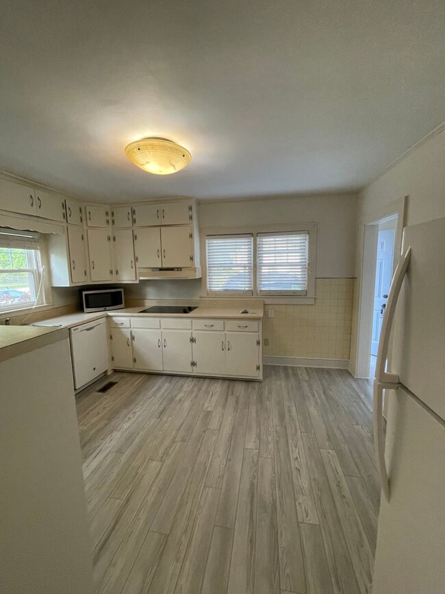 Building Photo - Renovated 3 Bedroom House in Pendleton Wal...