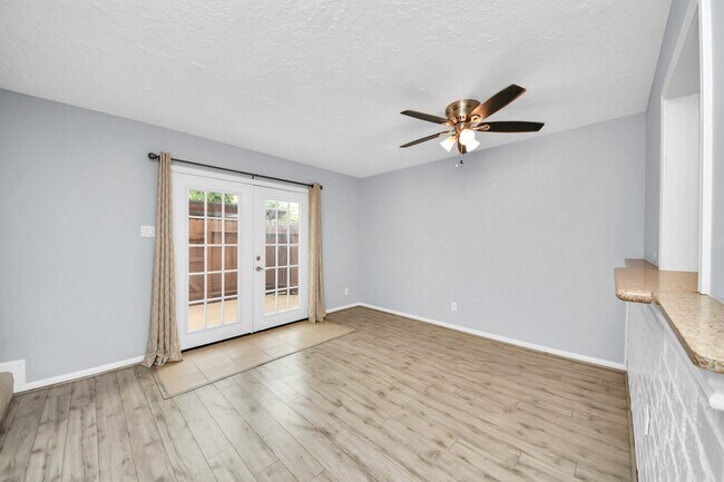 Building Photo - 10654 Hazelhurst Dr