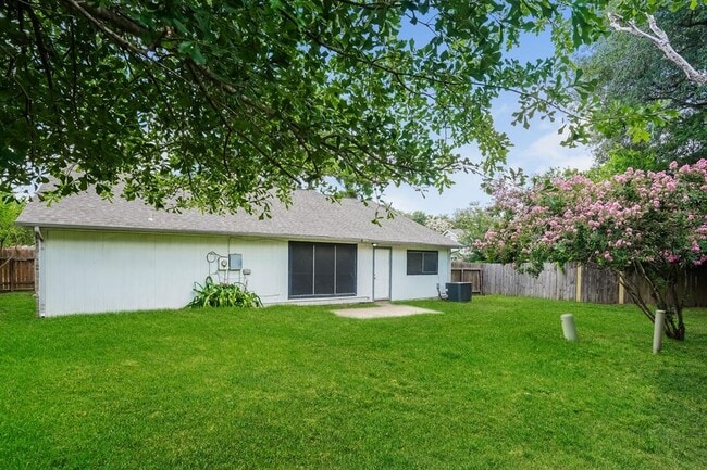 Building Photo - 17927 Lake Manor Dr
