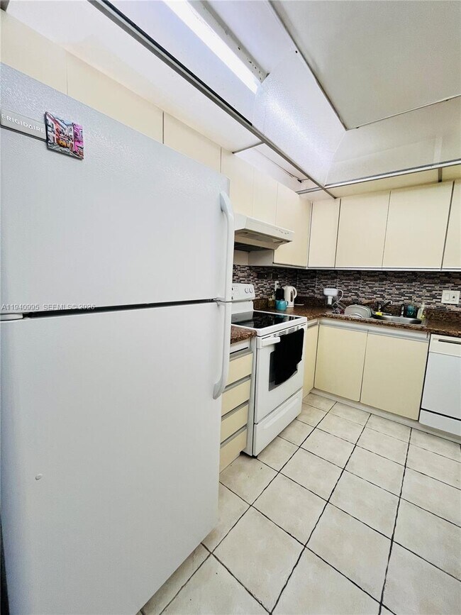 Building Photo - 2500 Parkview Dr