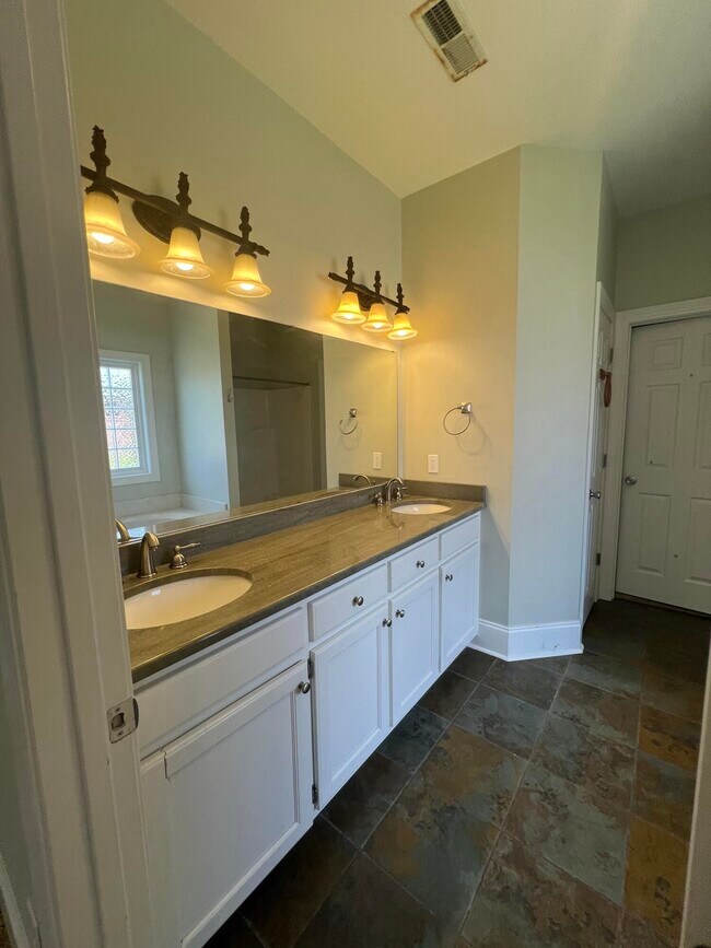Building Photo - 2105 Harborview Dr