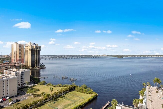 Building Photo - 3000 Oasis Grand Blvd