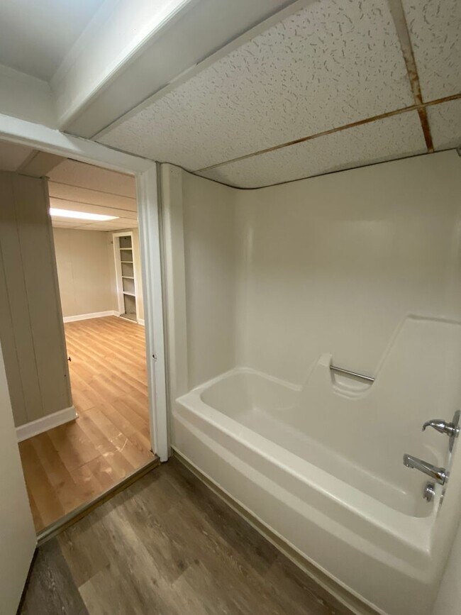 Building Photo - Updated 3 Bedroom 2.5 Bathrooms