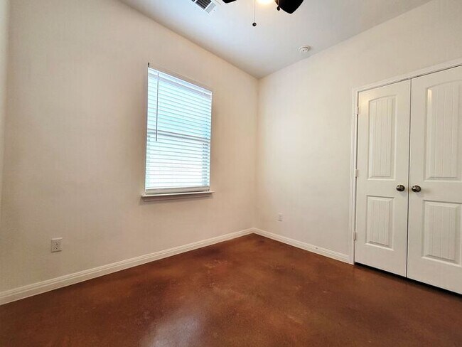 Building Photo - **Gorgeous 3 Bedroom 2 Bathroom Home in Au...