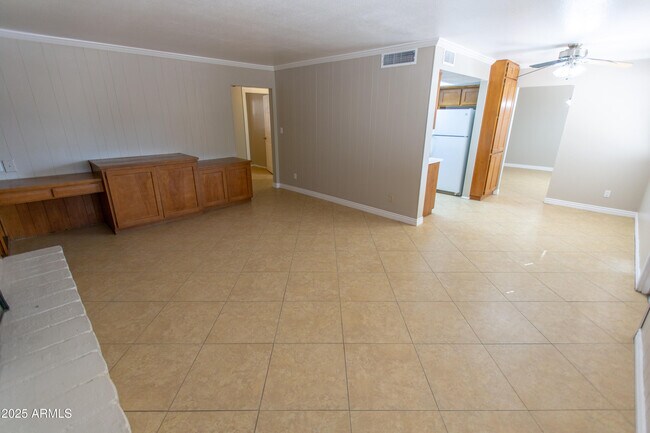 Building Photo - 704 E La Jolla Dr