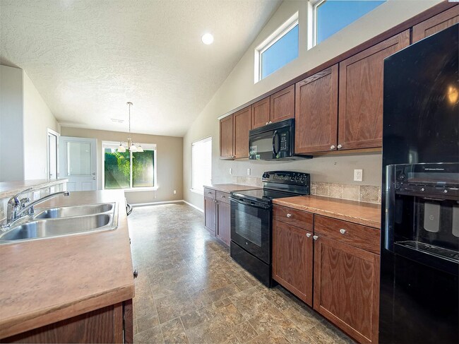 Building Photo - AVAILABLE SEPTEMBER 1ST! Luxury Kennewick ...