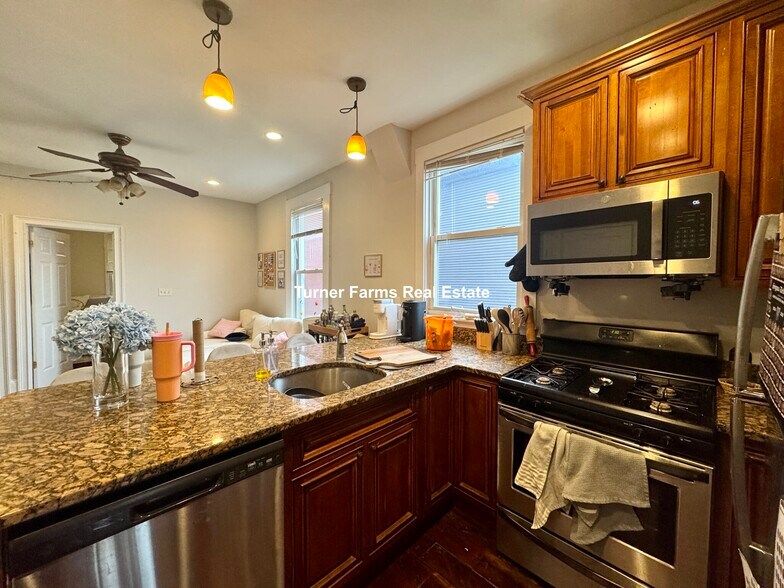 Building Photo - 717 Parker St