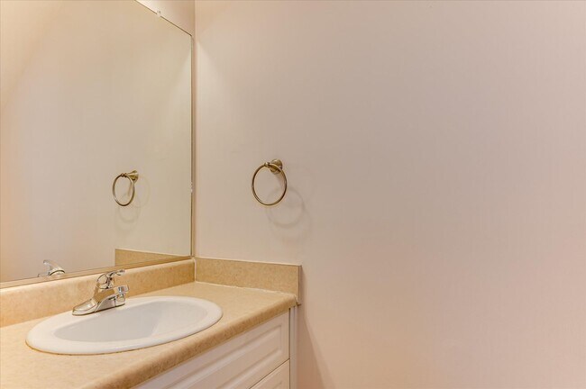 Building Photo - 913 Cabot Cove