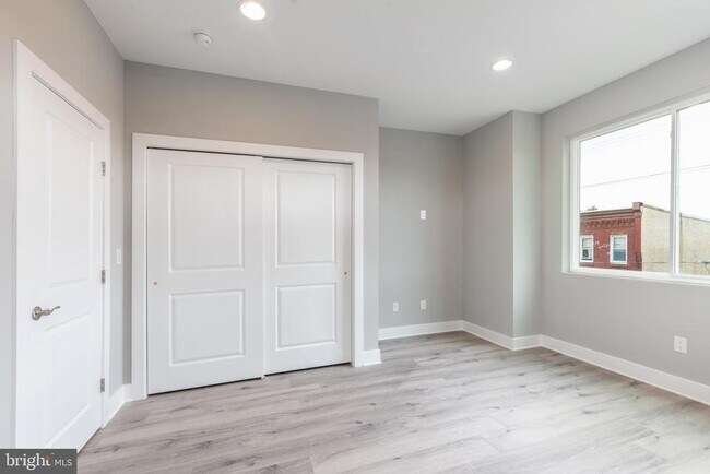 Building Photo - 2729 W Glenwood Ave