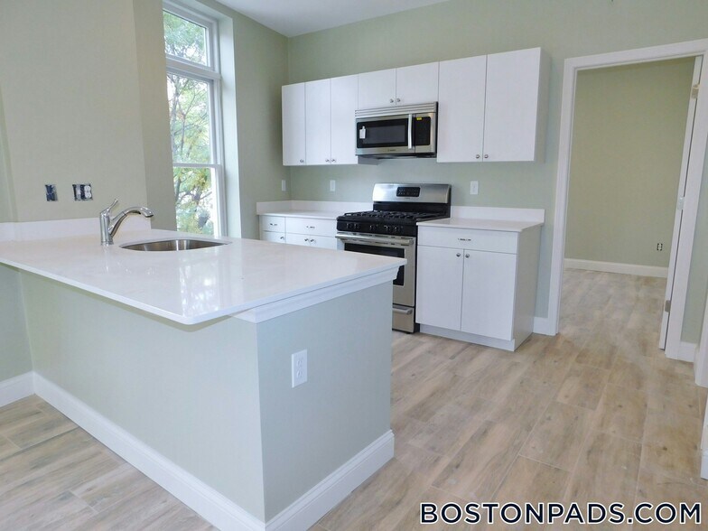 Building Photo - 10 Roxbury St