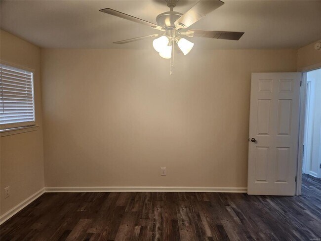 Building Photo - 122 Debra Dr