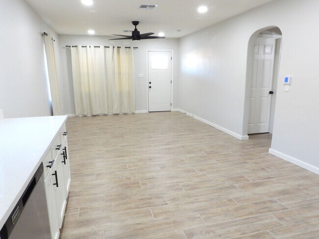 Building Photo - Close to Downtown 3 Bed 2 Bath with Fenced Backyard