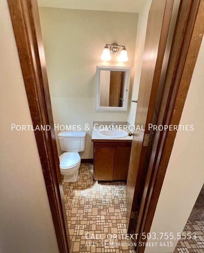 Building Photo - 2 bedroom townhome, close to transportation