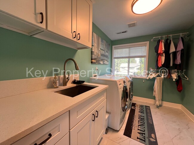 Building Photo - MOVE IN SPECIAL! HALF OFF! Spacious Felida...