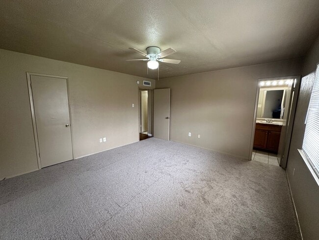 Building Photo - Charming Home With Large Back Yard!
