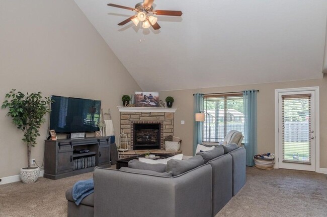 Building Photo - Republic Schools - Gorgeous 4 Bed 2 Bath 3...