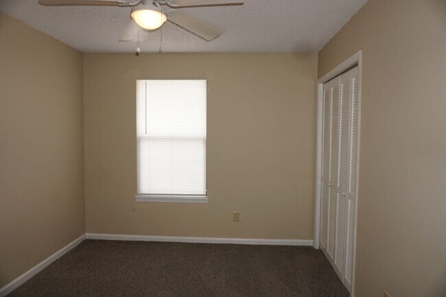Building Photo - 3 bedroom/2 bathroom townhome