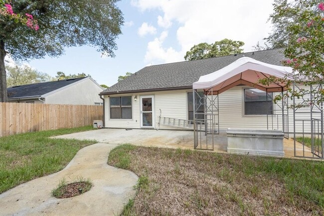 Building Photo - 14180 Hampton Falls Dr N