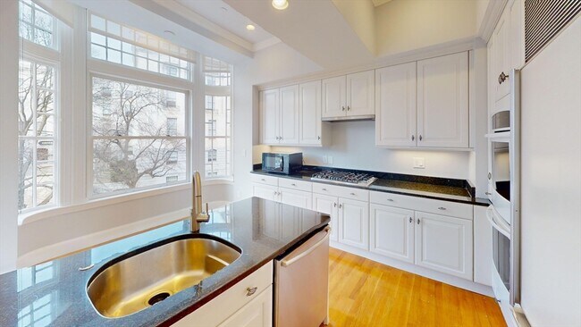 Building Photo - 22 Beacon St