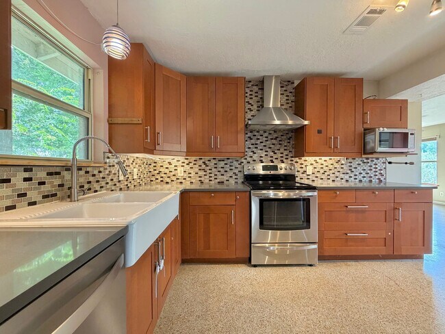 Building Photo - 7103 Twin Crest Dr