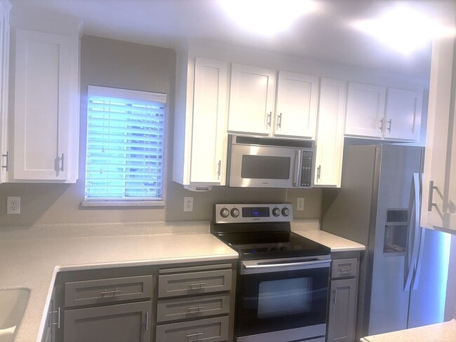 Building Photo - Beautiful 3-Bedroom Condo with Private Out...