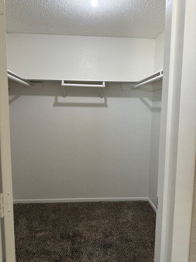 Building Photo - 3619 Villa Knolls E Dr