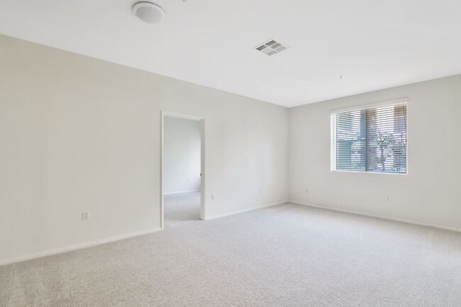 Building Photo - Stylish 2-Bedroom Condo with Resort Amenit...