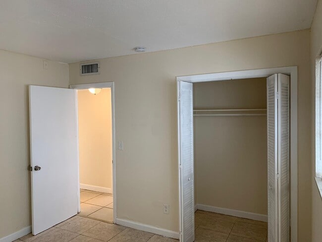 Building Photo - 15221 NE 6th Ave