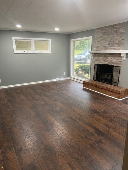 Building Photo - 3818 Pineneedle Dr