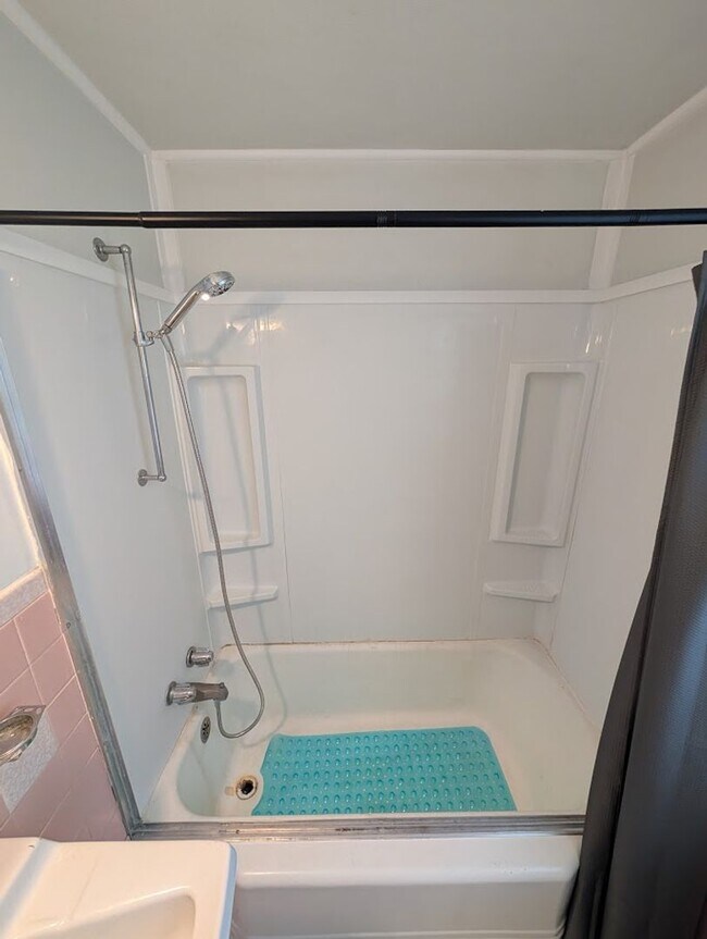 Building Photo - 3-Bedroom, 1-Bathroom Home – $1,250/Month | Accepting Section 8