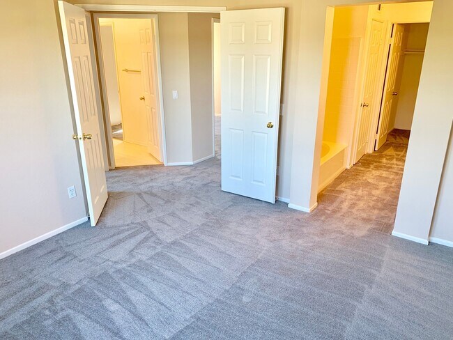 Building Photo - 1014 S Rossano Way