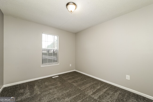 Building Photo - 33 Daisy Ln