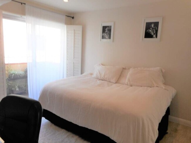 Master bedroom - 1040 N Gardner St