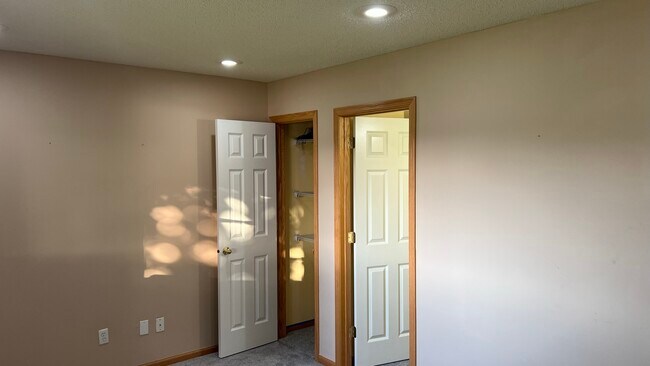 Building Photo - 7866 Old Carriage Ct