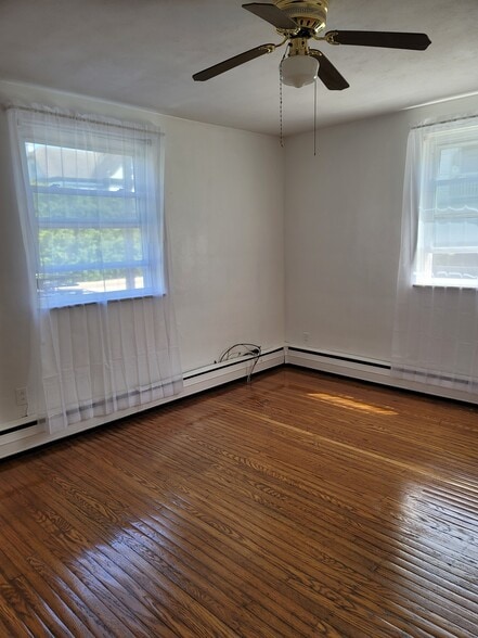 Master bedroom with walk in closet - 100 E Park Ave