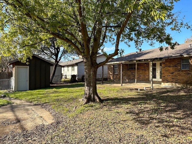 Building Photo - 3 Bedroom / 2 Bath