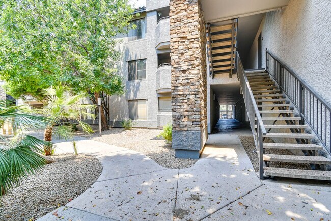 Building Photo - 2025 E Campbell Ave