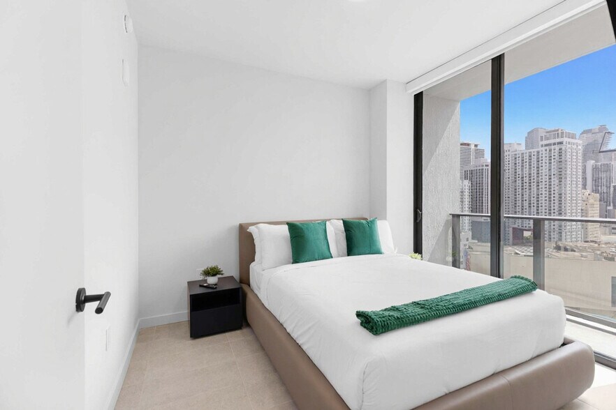 Building Photo - 501 NE 1st Ave