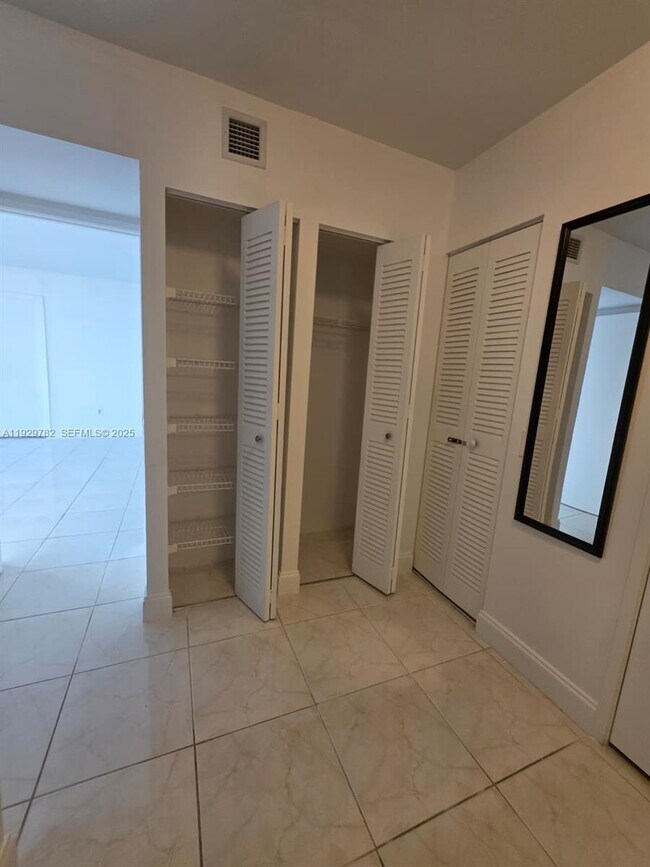 Building Photo - 3701 N Country Club Dr