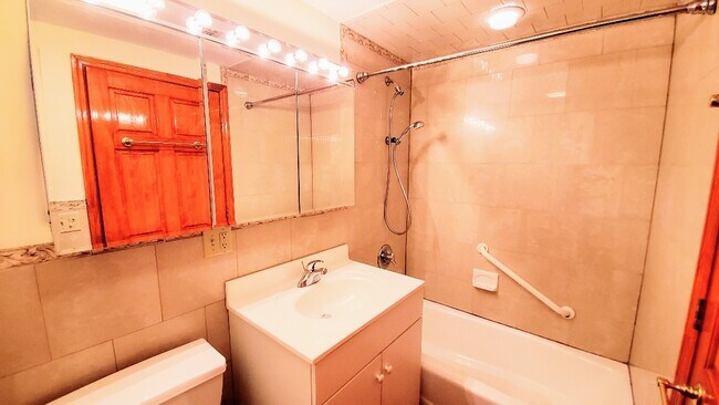 Building Photo - 129 Park Ave