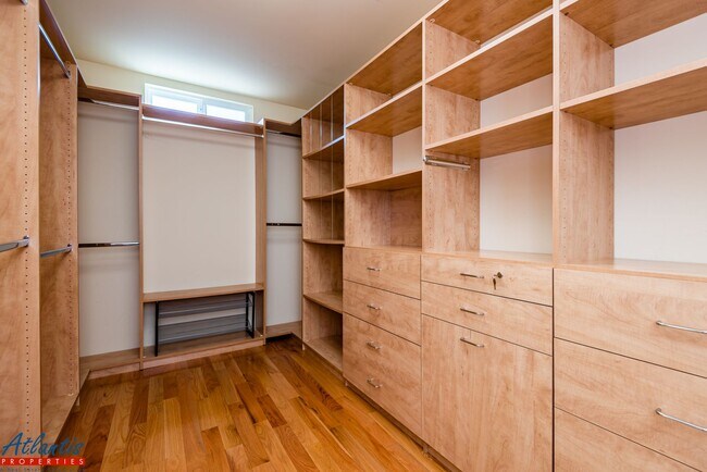 Building Photo - Gorgeous Home | Hardwood Flooring | A/C | Prime Location