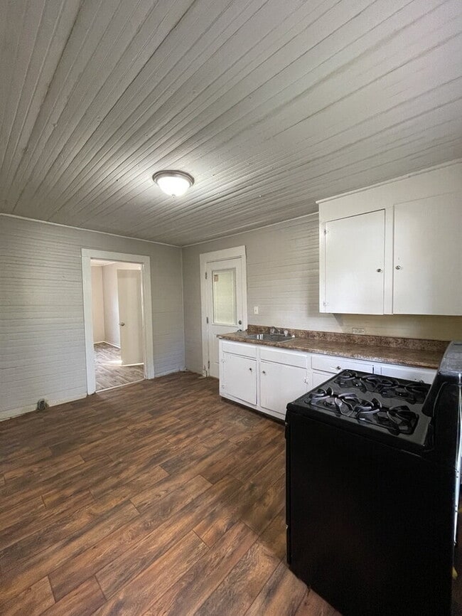 Building Photo - 419 Douglas St