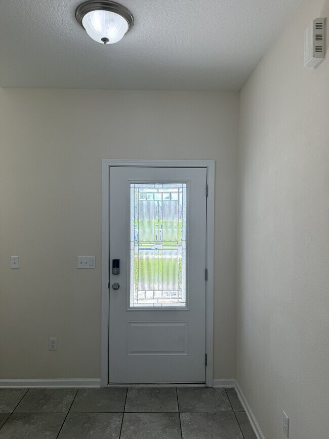 Building Photo - For Rent- Beautiful Home with 4 Bed, 2.5 Bath, PLUS a loft in Northside Jacksonville!