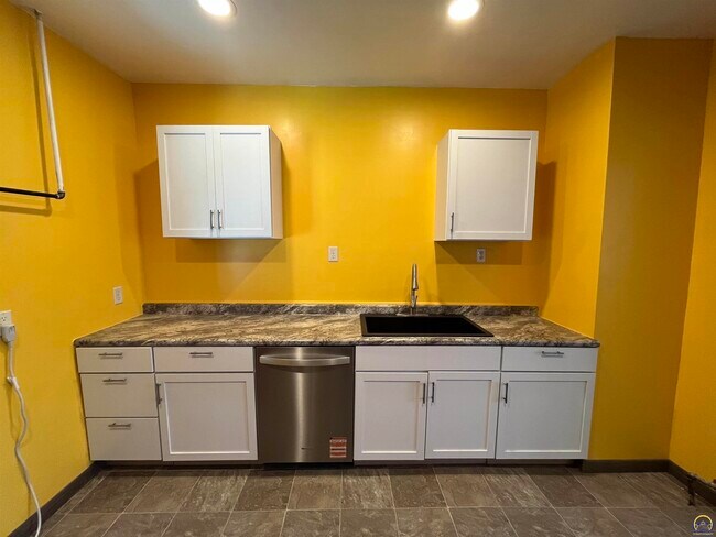 Building Photo - 401 Constitution St