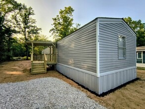 Building Photo - 715 Windwood Dr