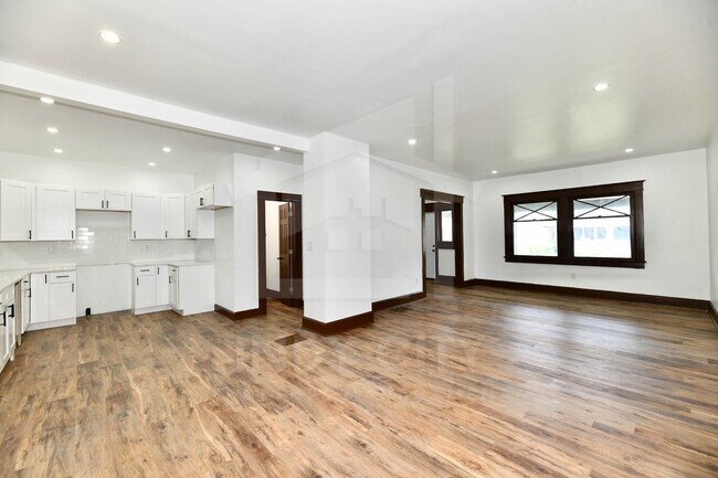 Building Photo - 3634 N Kenwood Ave
