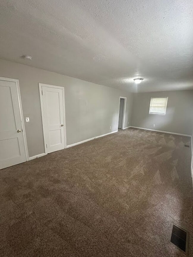 Building Photo - 3 bed 2 bath in Atlanta!