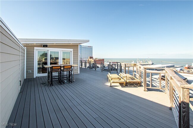 Building Photo - 425 W Lakeside Ave