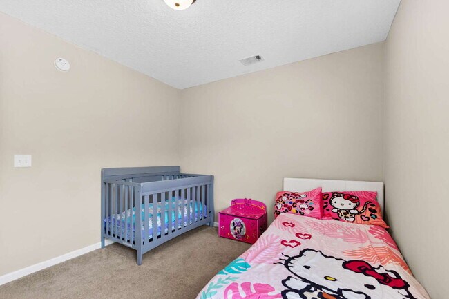 Building Photo - Large home only 10 minutes from Fort Stewart