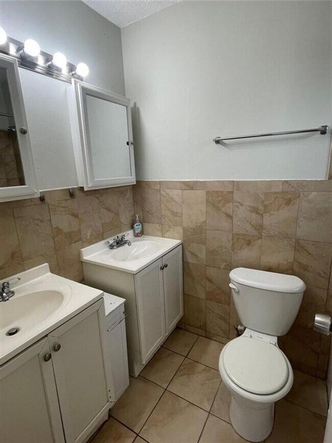 Building Photo - 5420-5422 SW 25th Ave